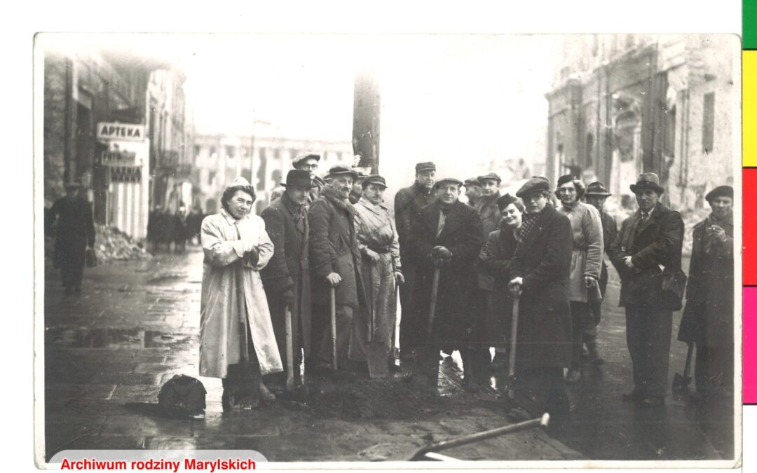 Cecylia Marylska-Łuszczewska w gronie artystów, 1945 r.